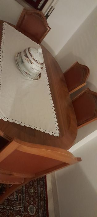 Movel e cadeiras de sala