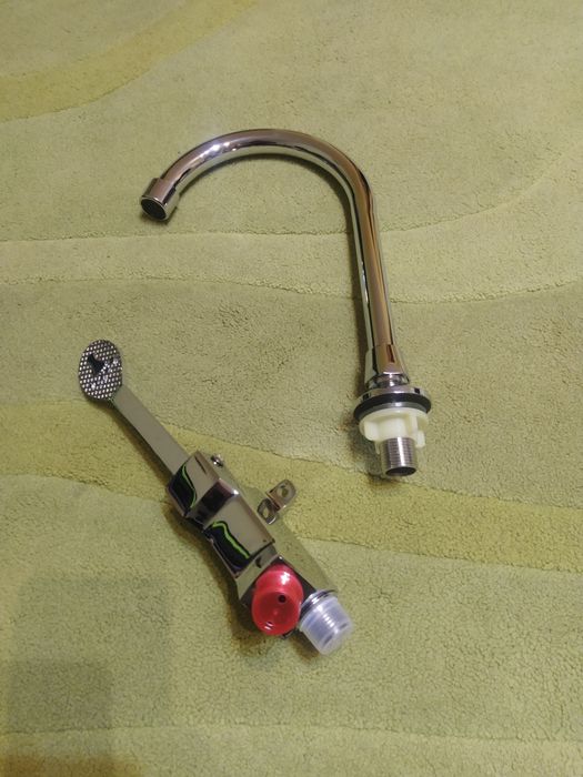 Torneira Pé. Novas.