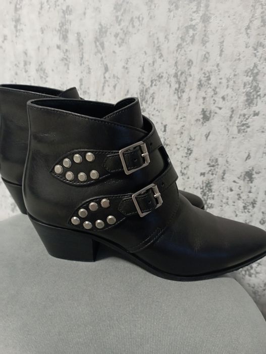 Черевики Saint Laurent.