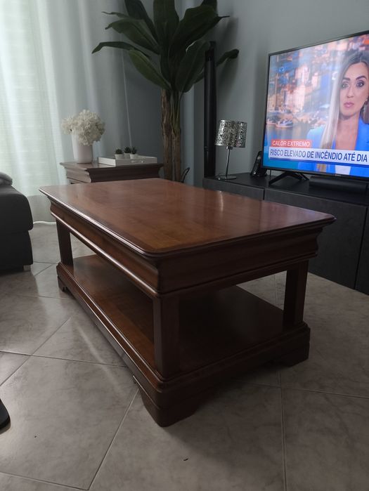 Mesa de sala ou TV  em cerejeira com 2 gavetas