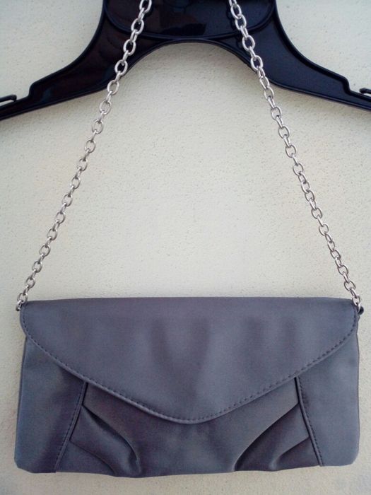 Satynowa kopertówka Accessorize