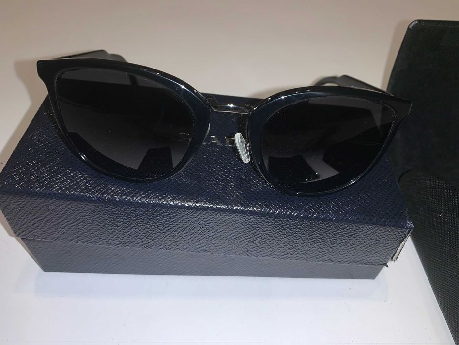 Солнцезащитные очки Prada