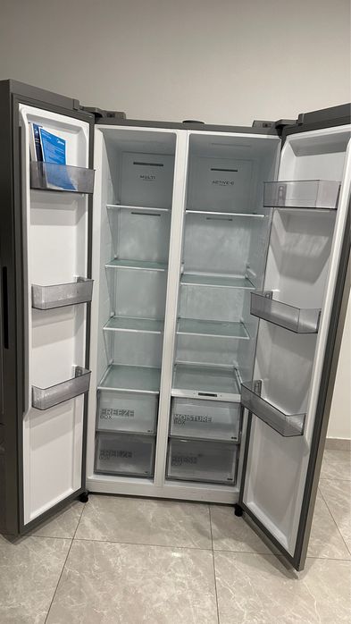 Geladeira semi nova sem detalhes , pronta pra uso .