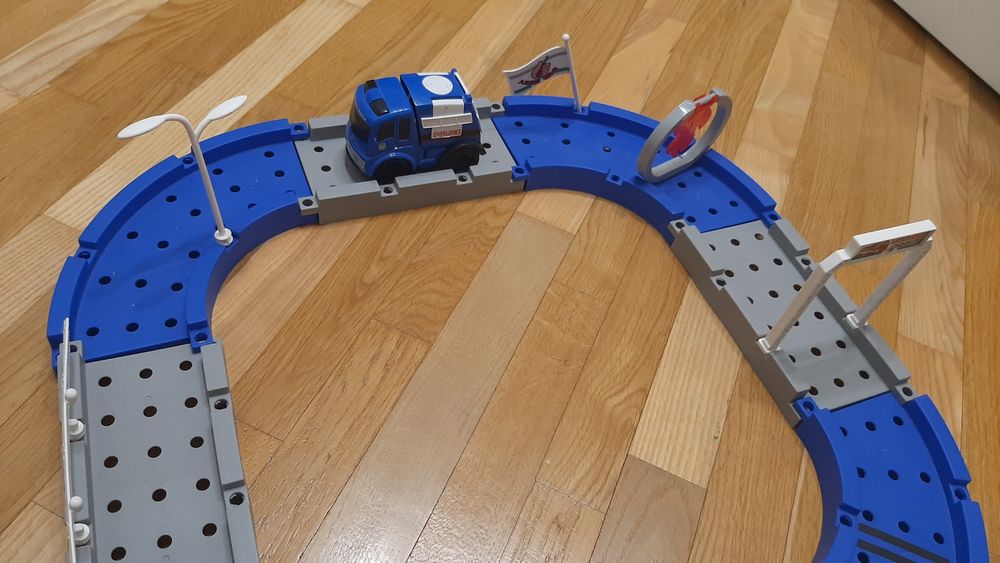 Дорога, трек з машинкою, яка їздить.