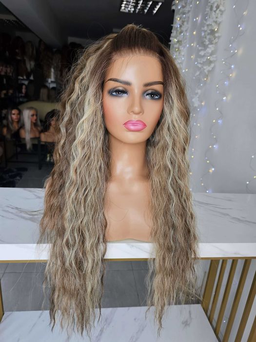 Peruka Taylor premium zmiana przedziałka mix blond fale