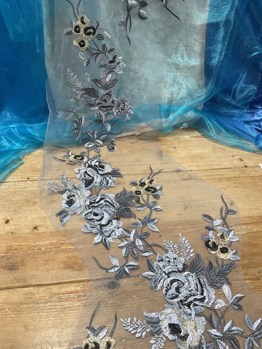 Tecido com 4 bordados aplique 130x30 cm