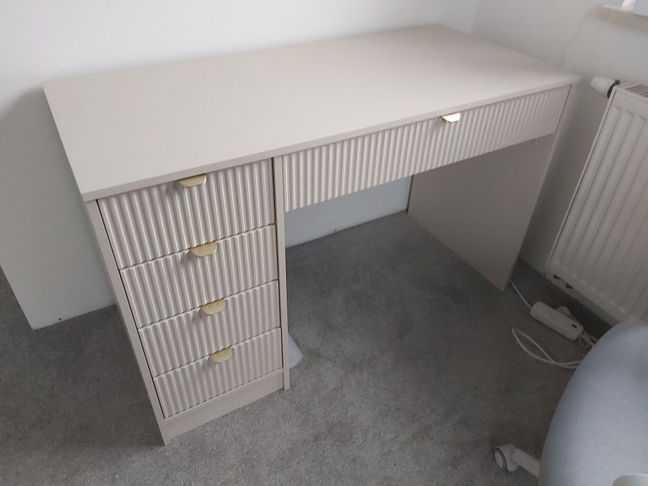 Nowe biurko z szufladami, ryflowane fronty, bezowa, złote uchwyty