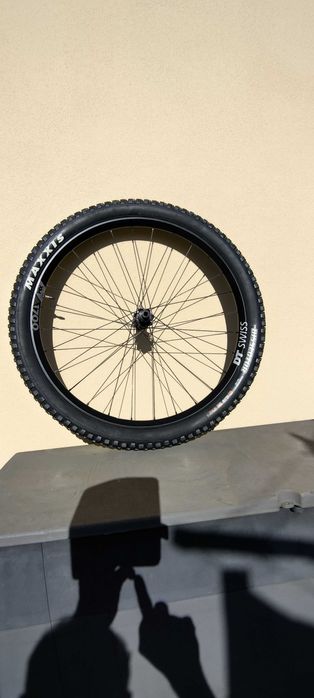 Roda traseira com pneus 27.5 DTSwiss 1700