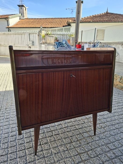 Móvel muito antigo como novo vintage