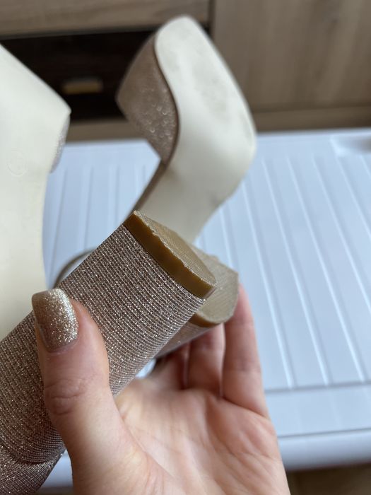 Złote buty na słupku