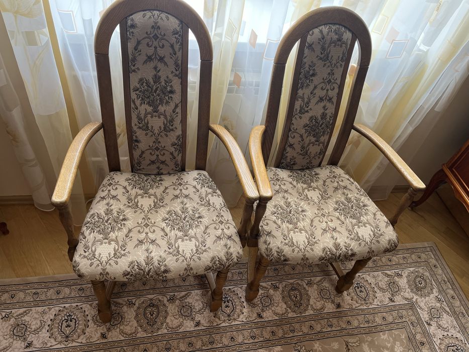 Стулья дубовые с подлокотниками