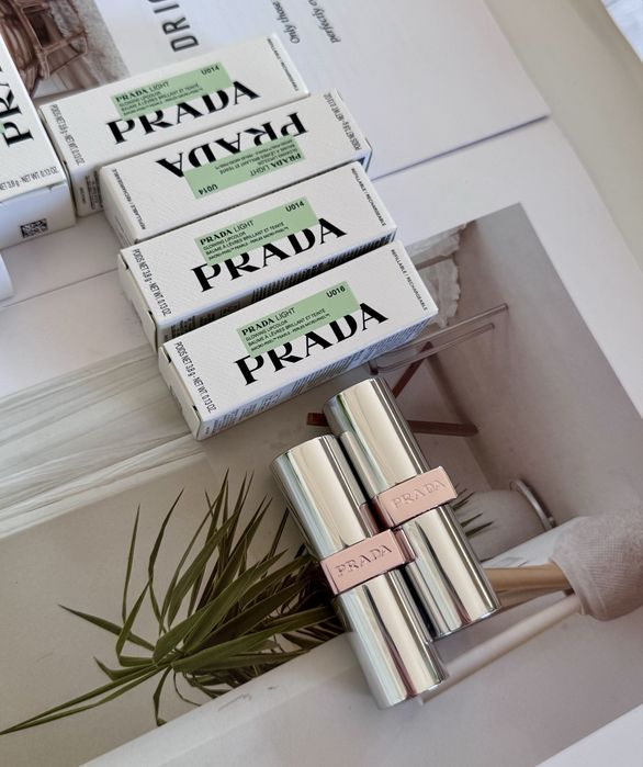 Бальзам для губ  PRADA LIGHT Glowing Lipcolor