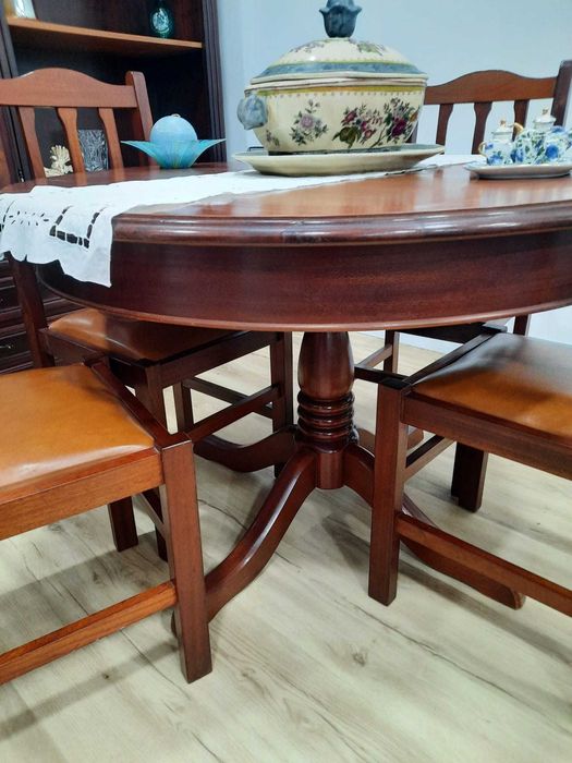 Conjunto de mesa extensível e 6 cadeiras em madeira. Excelente estado.