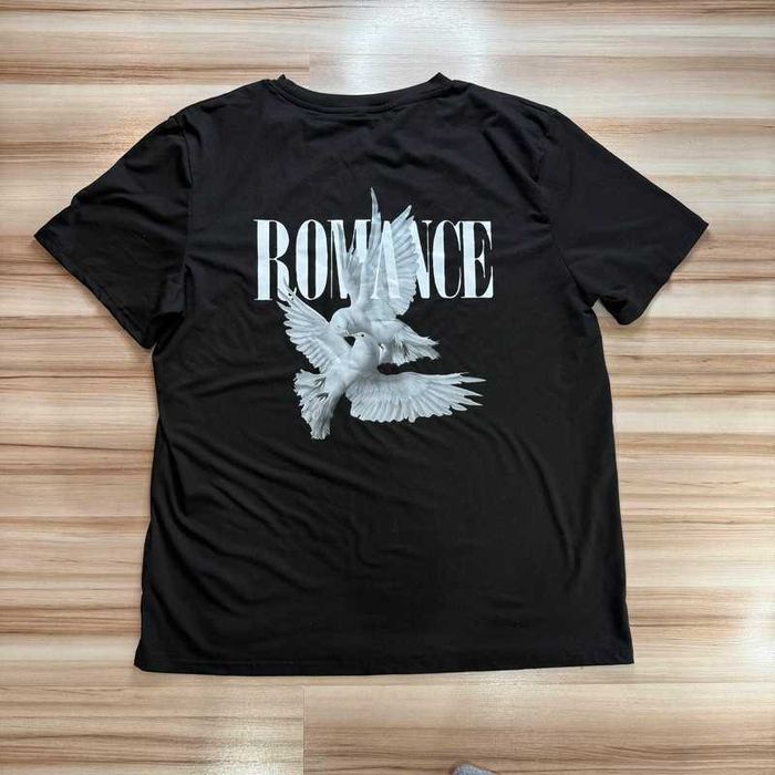 Czarna koszulka z nadrukiem "Romance"