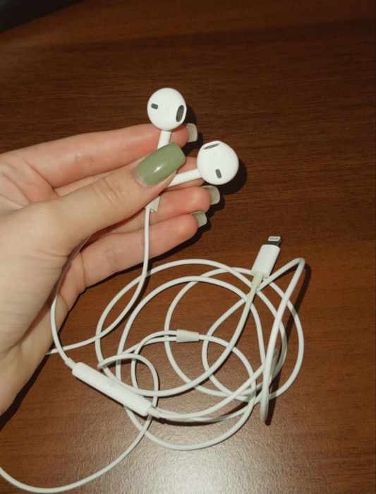 Продаж провідних airpods
