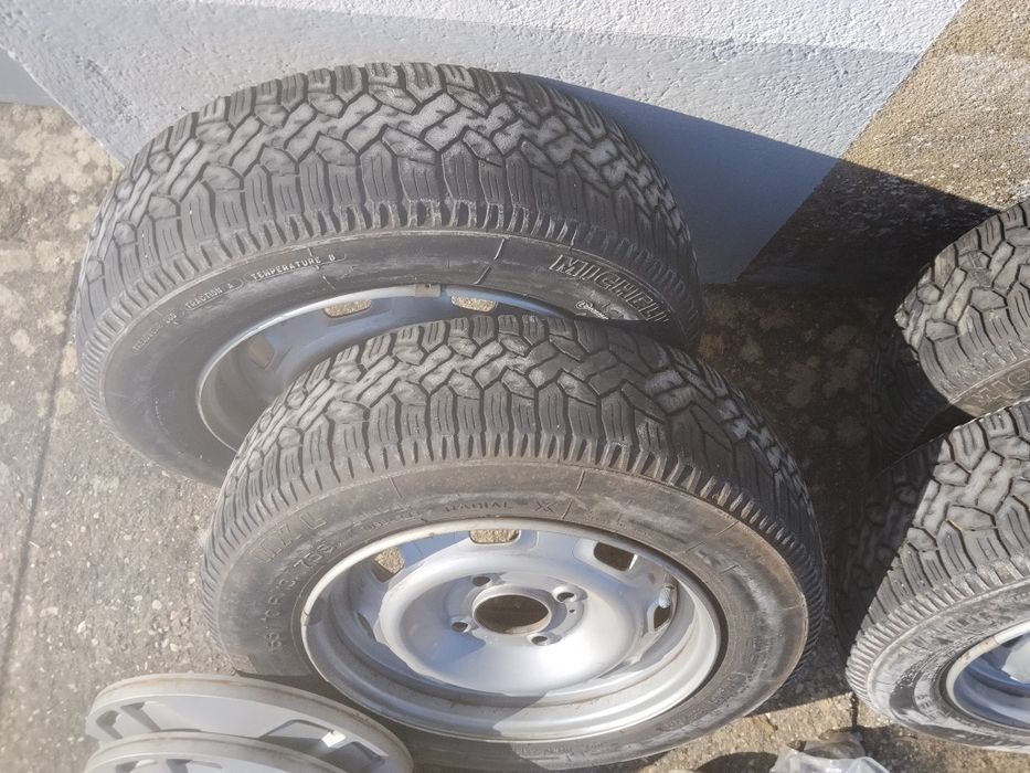 Jantes com pneu, tampão e parafusos de fixação