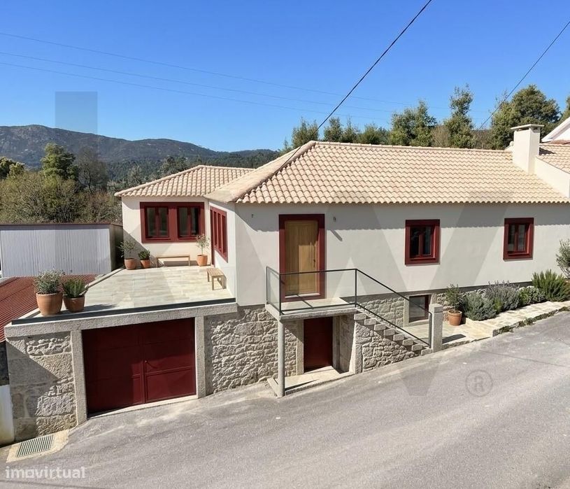 Moradia T2 para restauro com terraço em Vilar de Murteda, Viana do Cas