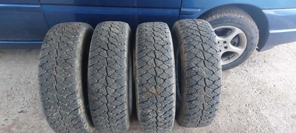 Продам шини 235 75 15  для уаз