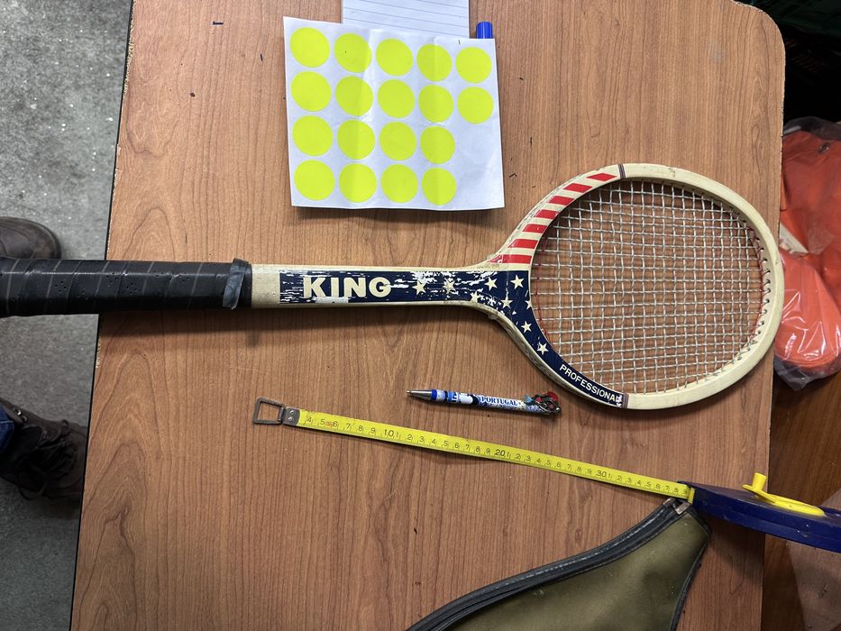 Raquete de tenis antiga em madeira