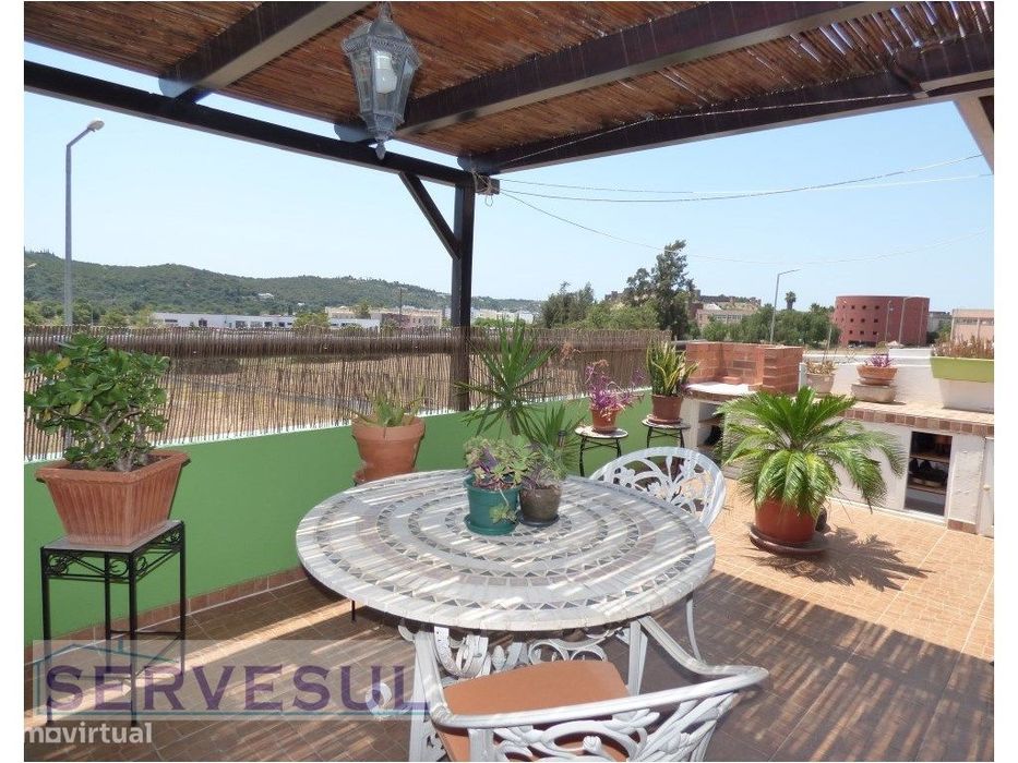 Apartamento T1+1 com garagem e espaçoso terraço, localizada a 1 km ...