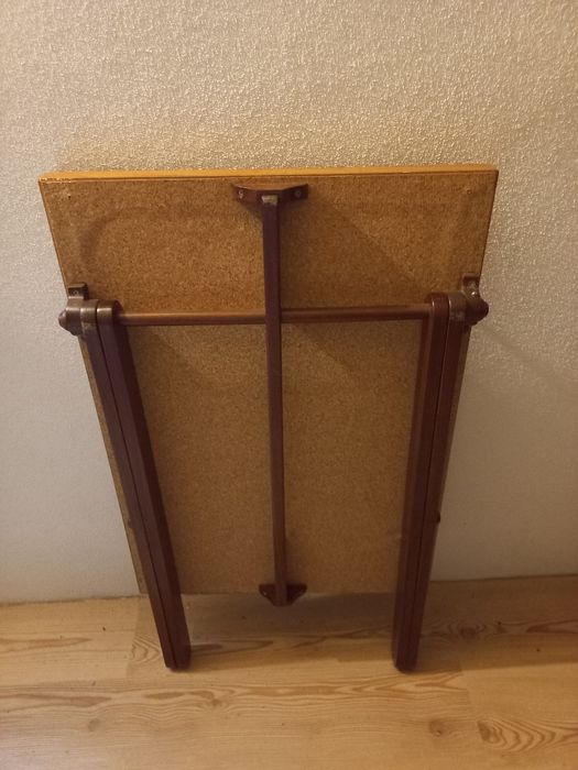 Mesa desdobrável em madeira e bordado 75x54x68,5cm