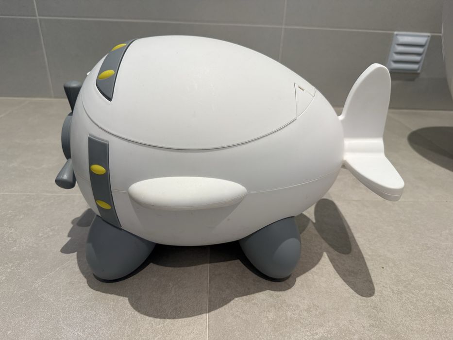 Bacio infantil em forma de avião