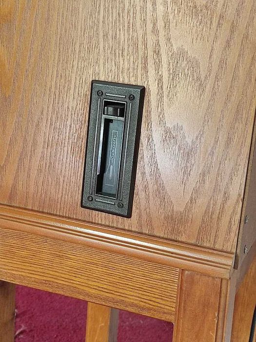 Mesa de apoio retro com rádio AM/FM e leitor de cassetes