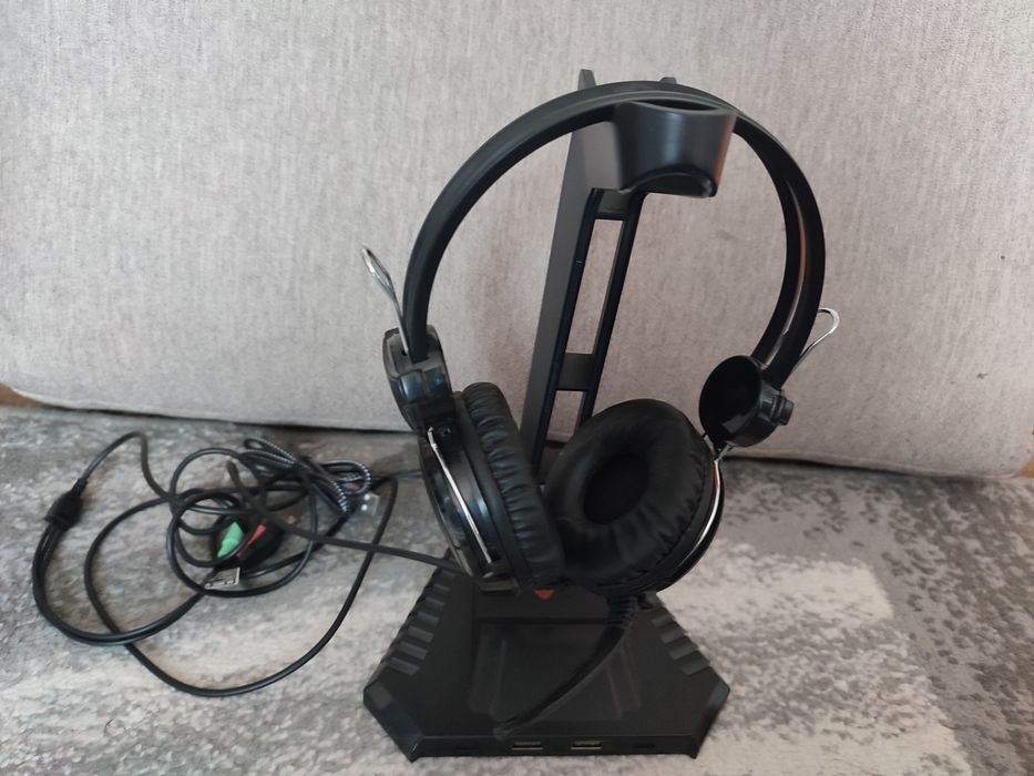 Schłuchawki i stojak gamingowe