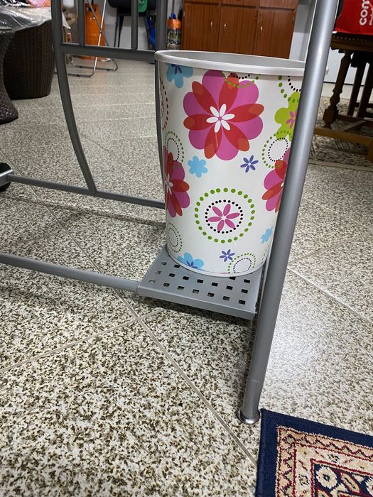 Secretária com cadeira de rodas mais um caixote do lixo