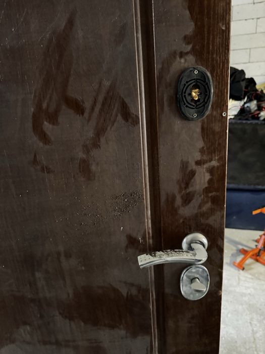 Дверь входная  с коробкой 90см