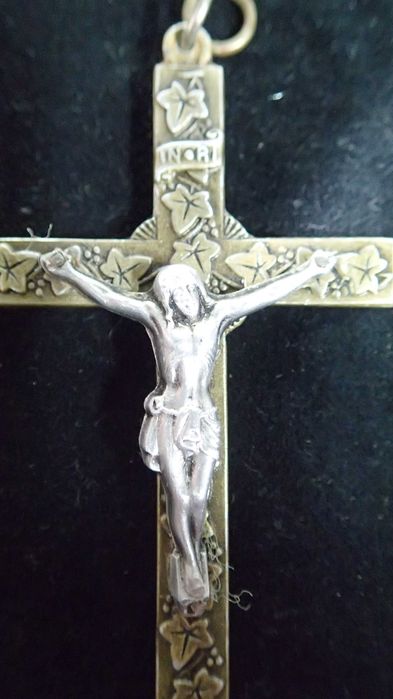 Crucifixos antigos em metal