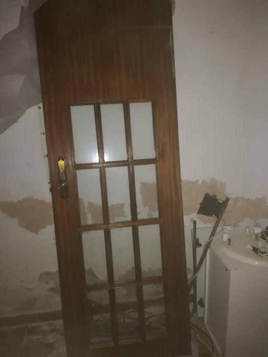 Porta interior em Mogno com vidros e ferragens já