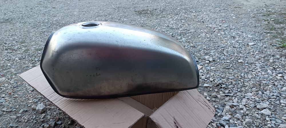 Banco e depósito scrambler café racer