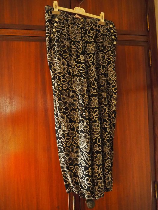 Calças fluidas em preto e branco
