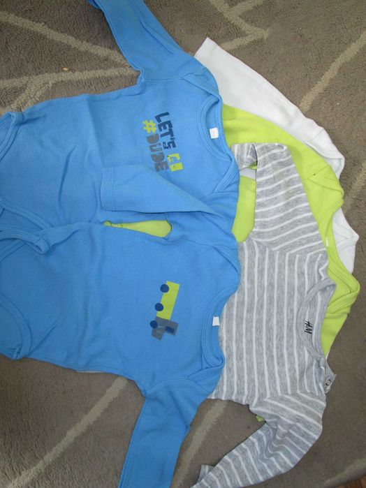 Conjunto de 5 bodies de manga comprida (6 - 9 meses)