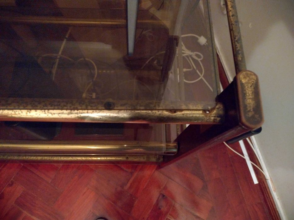 Mesa de TV vintage anos 80 — madeira, vidro e metal dourado