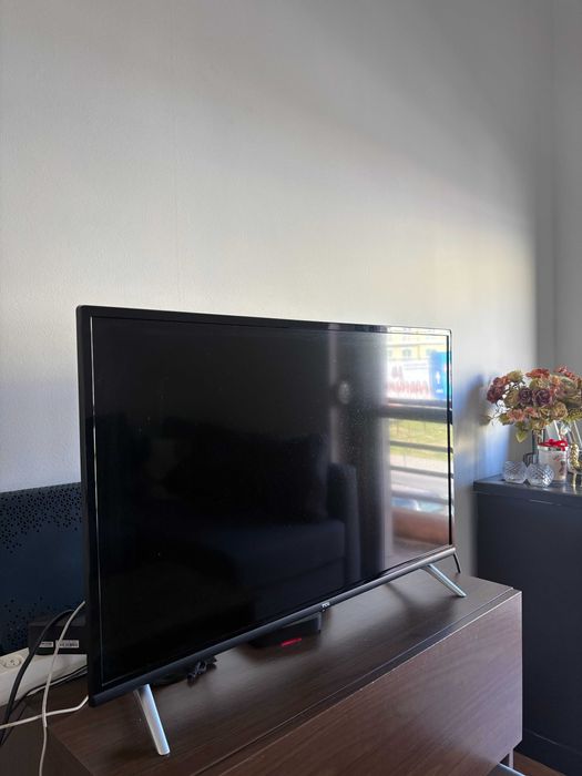 TV TCL LED Full HD com base original – excelente estado