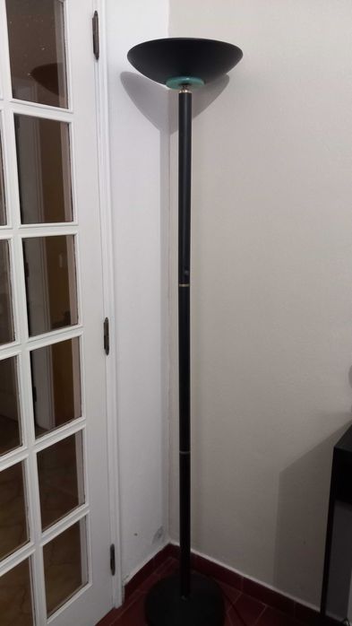 Candeeiro de pé alto