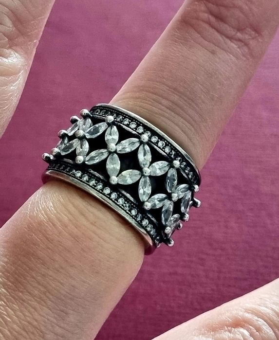 Anel prateado, em aço, com flores em pedras de vidro. T17