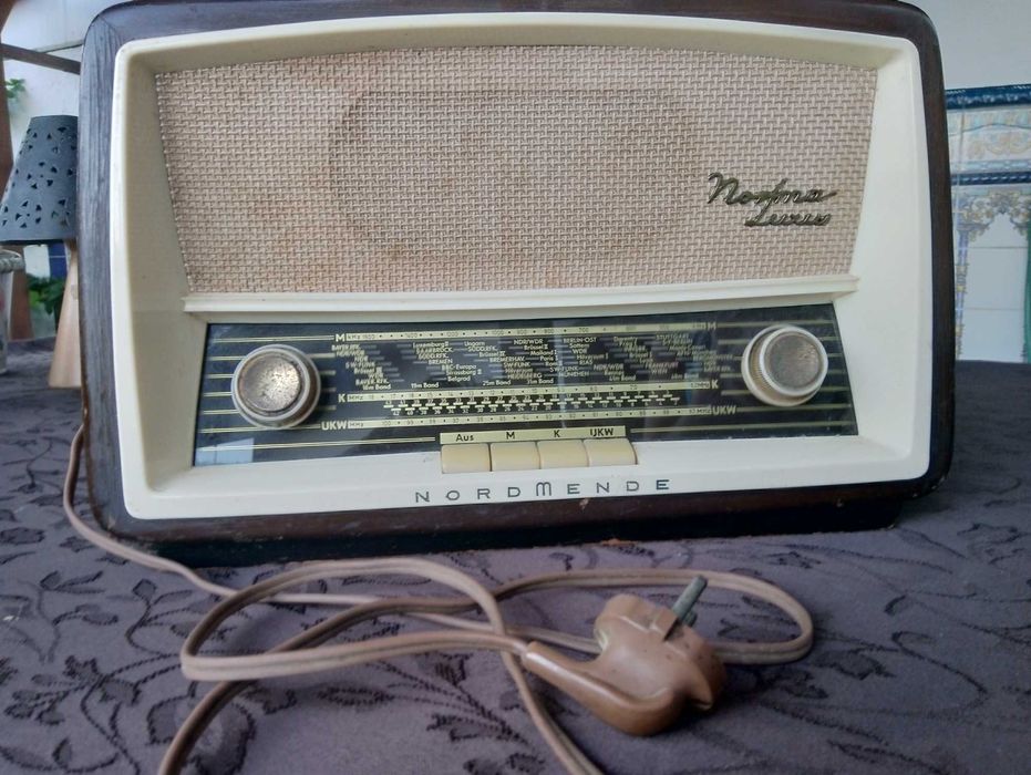 Rádio antigo a válvulas