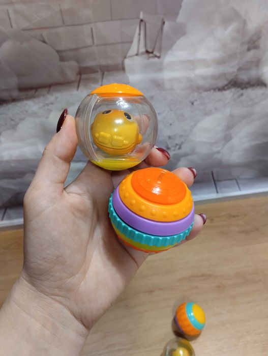 Bright starts piłeczki Shake&Spin 4 szt sensoryczne dla niemowląt