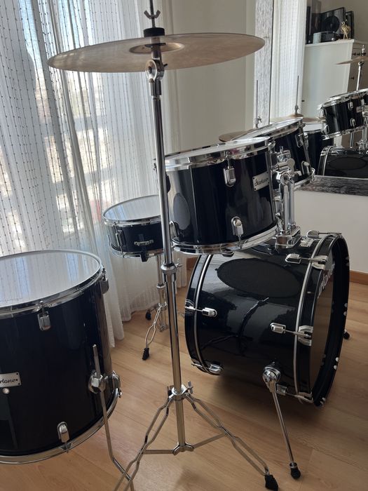 Bateria nova com pratos Zildjian