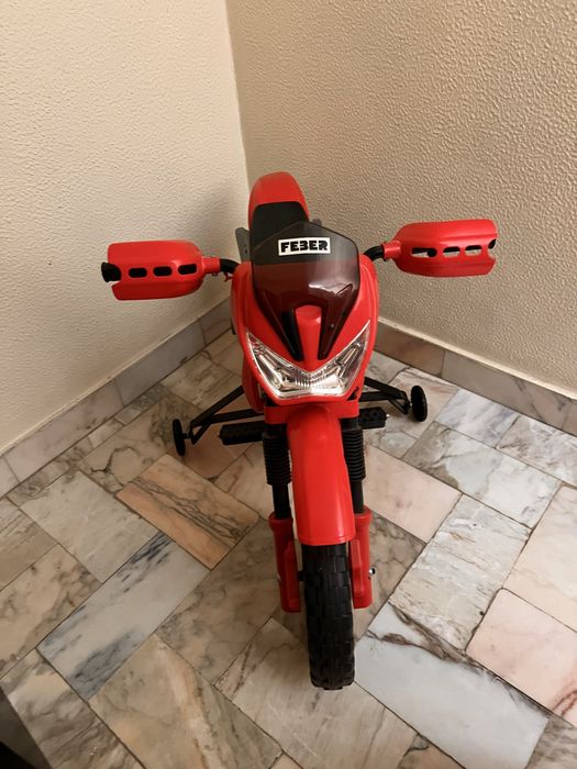 Moto vermelha bebe