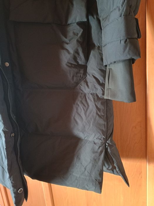 Женский пуховик черного цвета