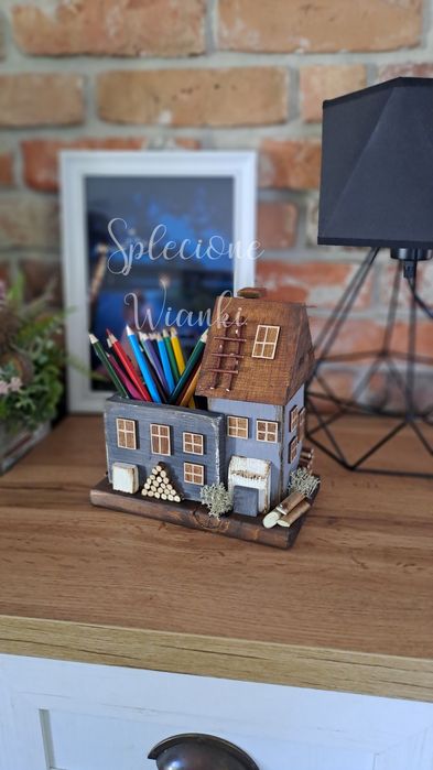 Organizer na przybory, kredki, na biurko, rękodzieło,  drewniany domek