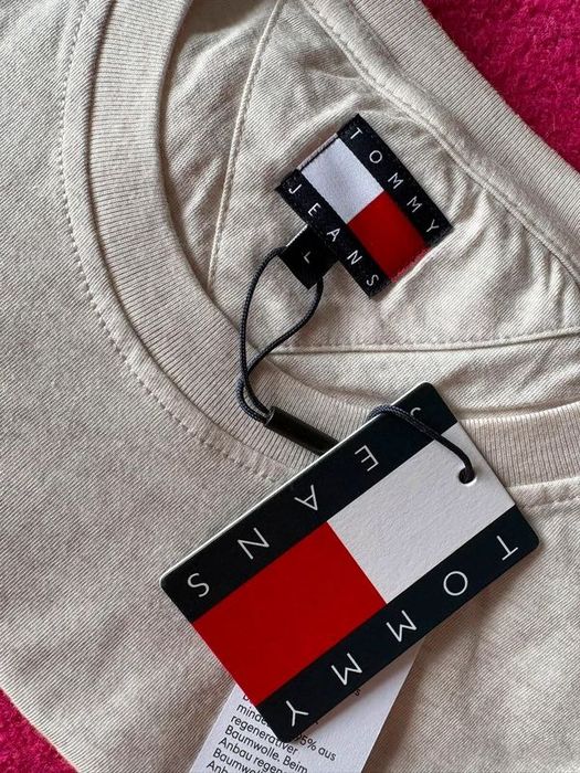 Tommy Jeans – T-shirt z haftowanym logo