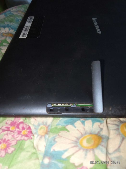 Продам планшет Lenovo ,б/у,з підтримкою сім карти,все працює!