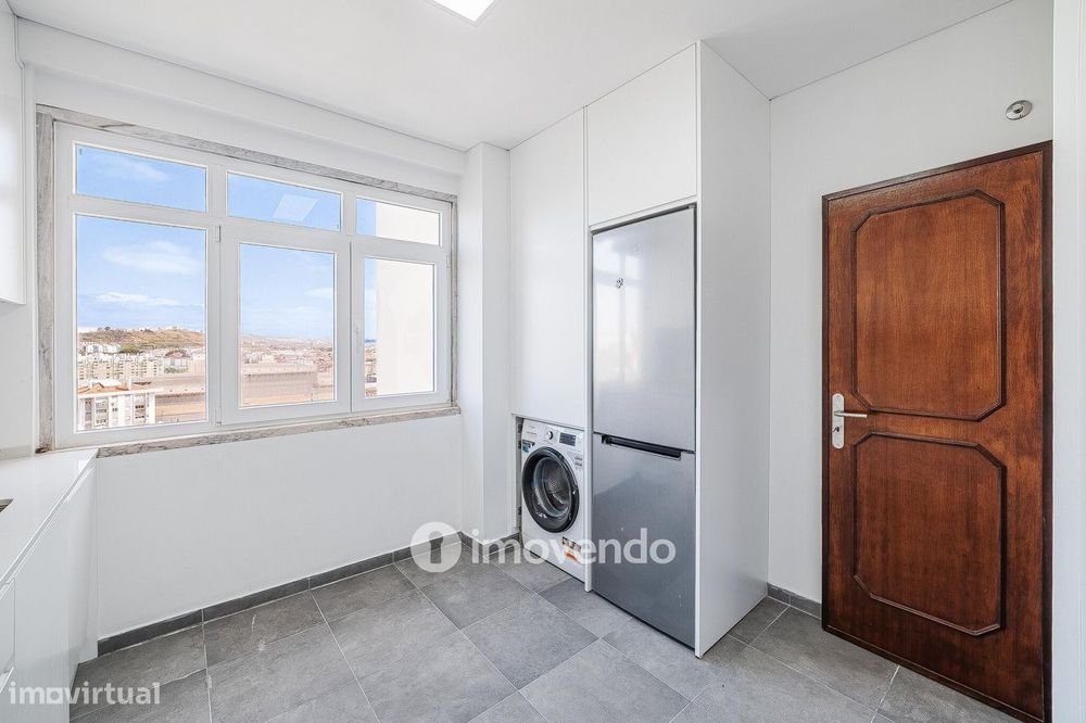 Apartamento T2 remodelado, com cozinha equipada, na Reboleira