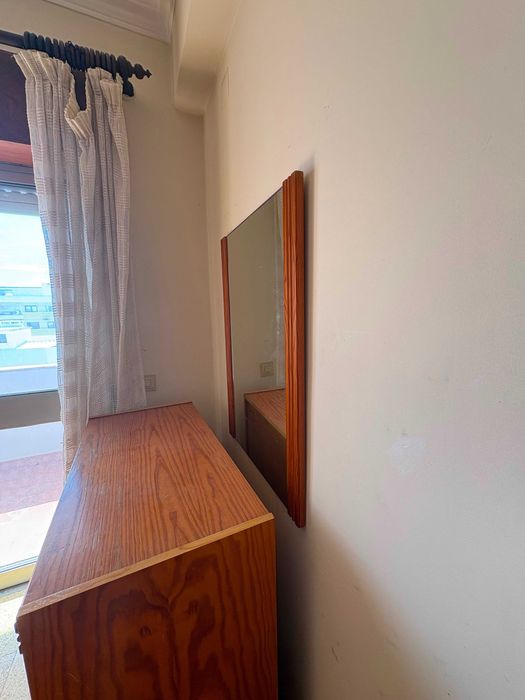 Conjunto de Quarto: Cama, Cómoda e Mesas de Cabeceira