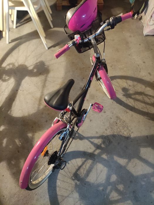 Bicicleta rosa com cesto